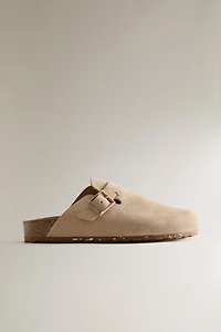 LEATHER CLOGS WITH BUCKLE DETAIL AND TOPSTITCHING