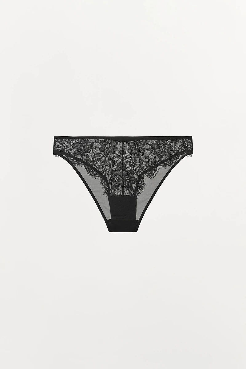 CULOTTE EN DENTELLE