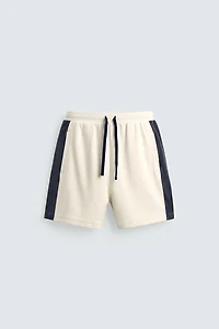BERMUDA JOGGING BANDES CONTRASTÉES