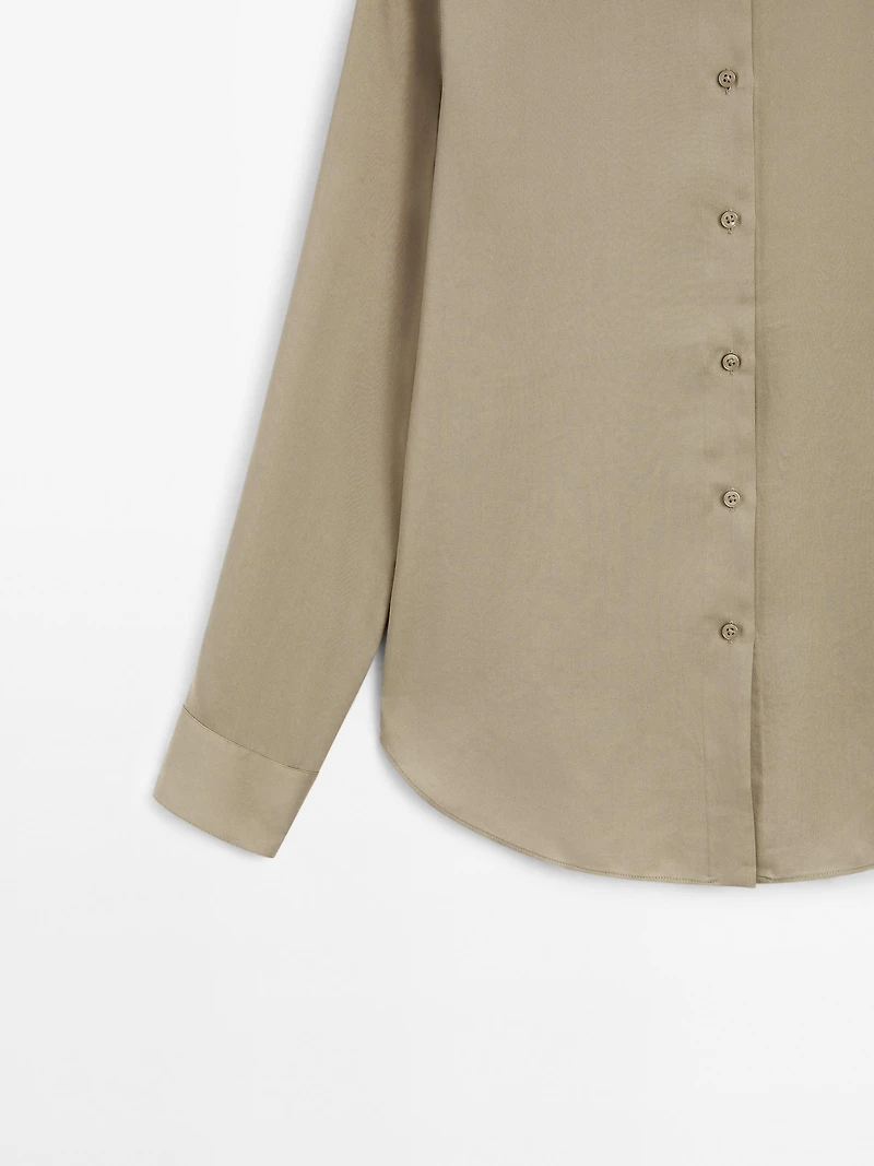 Flowing shirt with collar