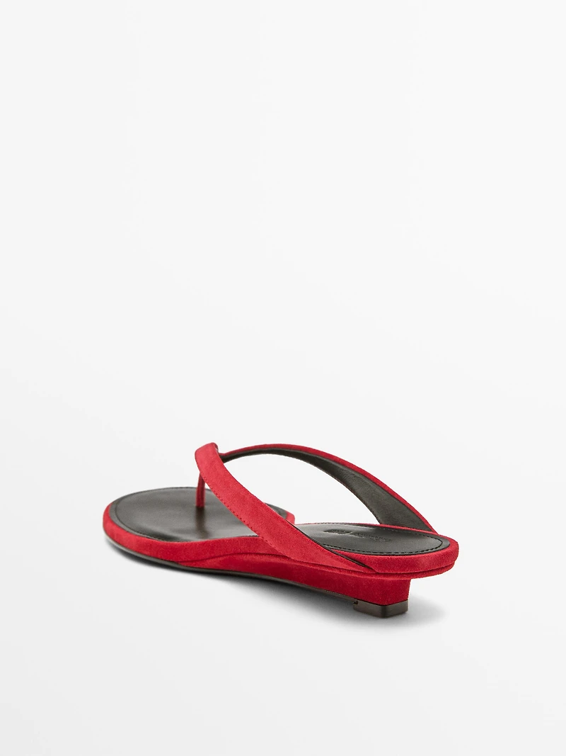 Mid-heel sandals with toe divider