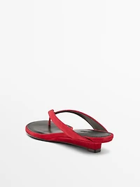 Mid-heel sandals with toe divider