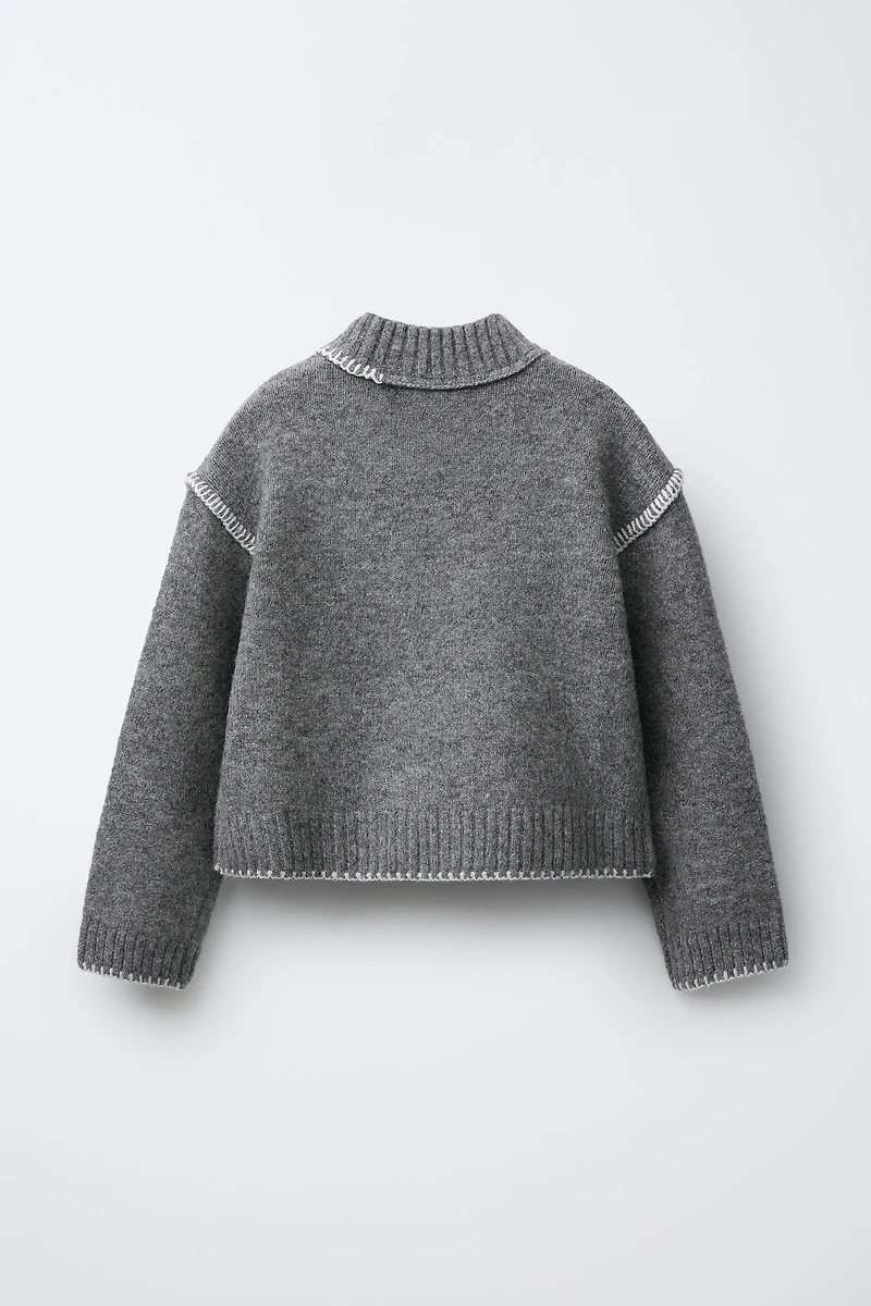 PULL EN MAILLE AVEC BRODERIES CONTRASTE