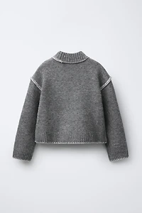 PULL EN MAILLE AVEC BRODERIES CONTRASTE