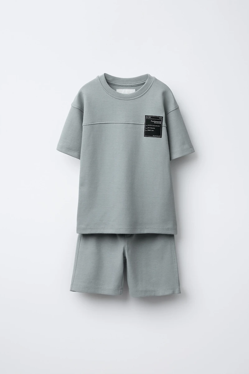 ENSEMBLE T-SHIRT ET BERMUDA INTERLOCK ÉTIQUETTE