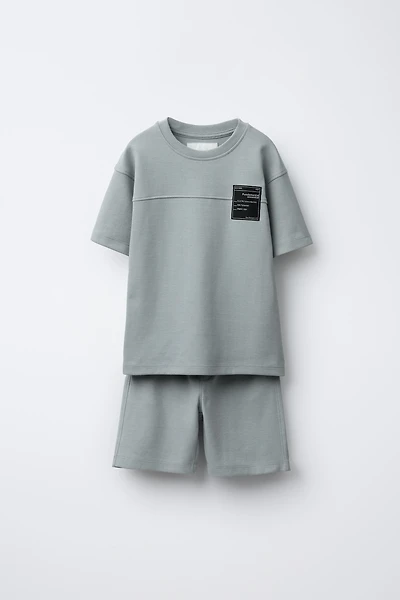 ENSEMBLE T-SHIRT ET BERMUDA INTERLOCK ÉTIQUETTE