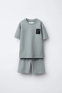 ENSEMBLE T-SHIRT ET BERMUDA INTERLOCK ÉTIQUETTE