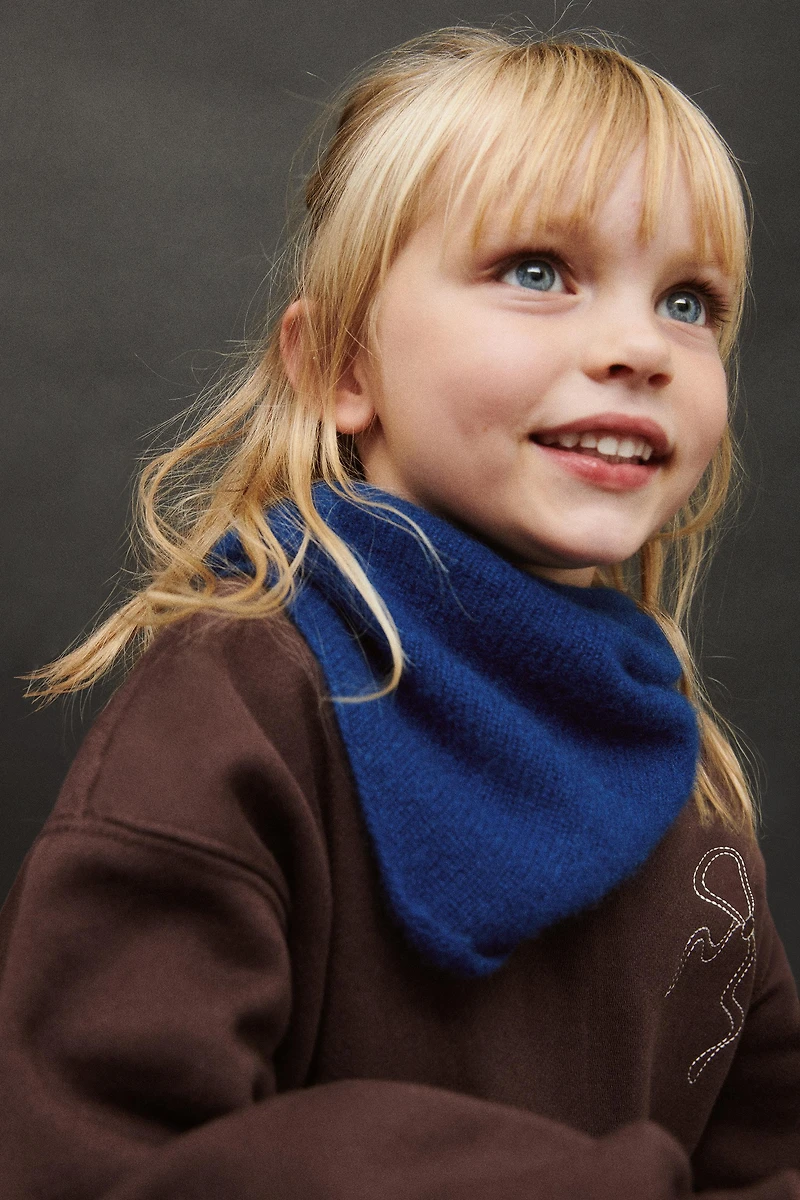 SWEAT BRODÉ EN CONTRASTE