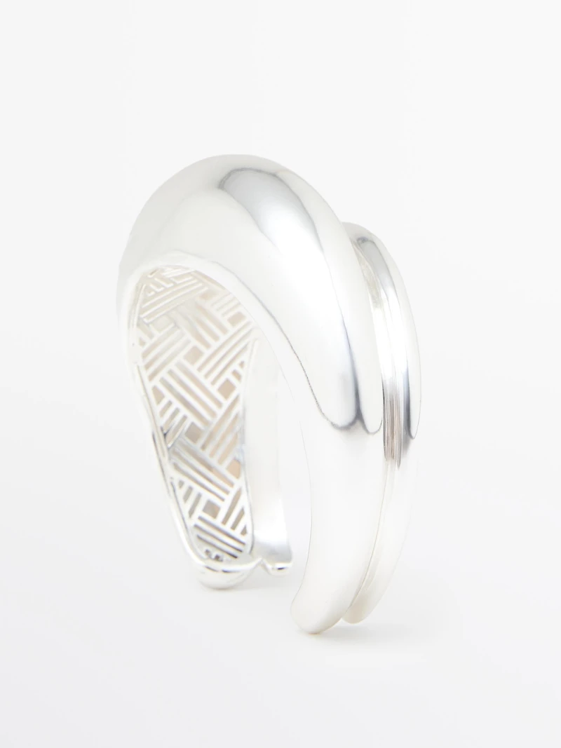 Rigid bracelet with voluminous design
