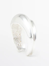 Rigid bracelet with voluminous design