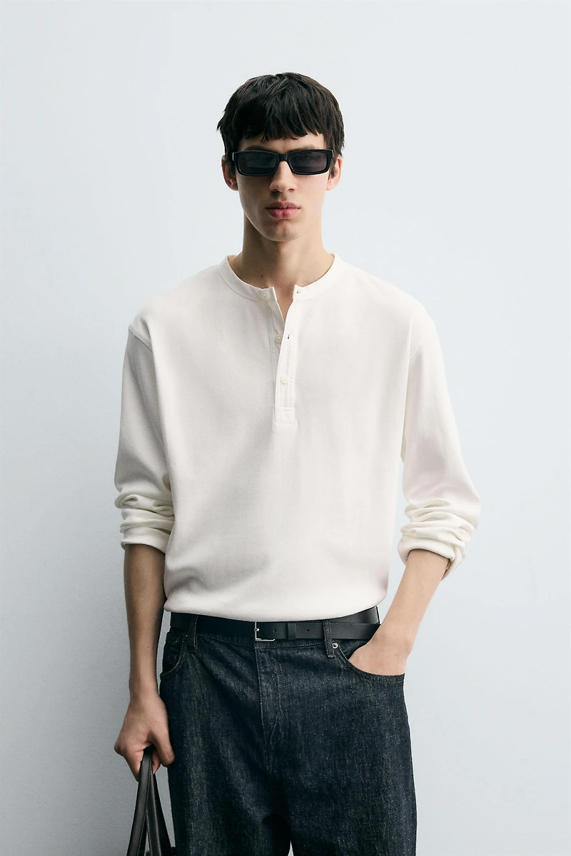 TEXTURED CONTRAST COLLAR T-SHIRT