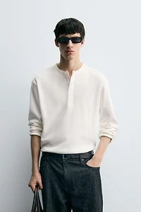 TEXTURED CONTRAST COLLAR T-SHIRT