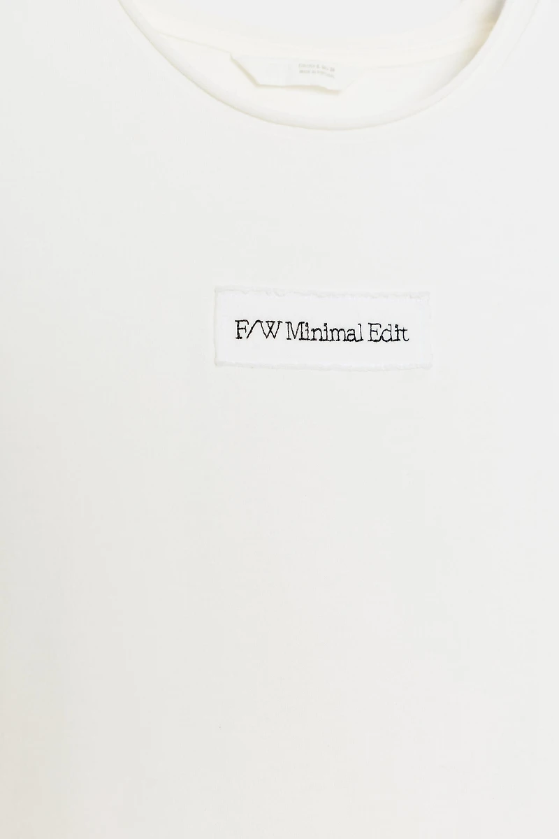 T-SHIRT À INSCRIPTION BRODÉE