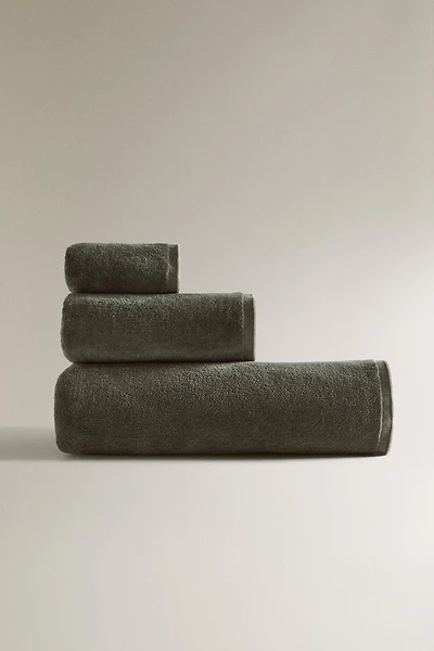 VELOUR OVERLOCK BATH TOWEL