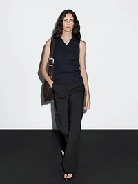 Ribbed top with collar detail