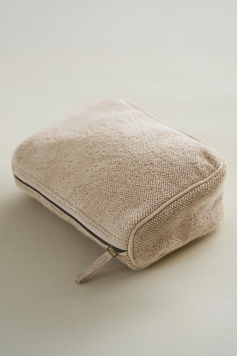 MEDIUM TOWEL TOILETRY BAG