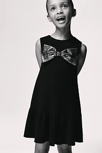 ROBE EN MAILLE AVEC NŒUD ET PAILLETTES