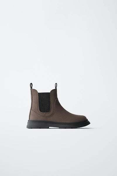 CHELSEA BOOTS