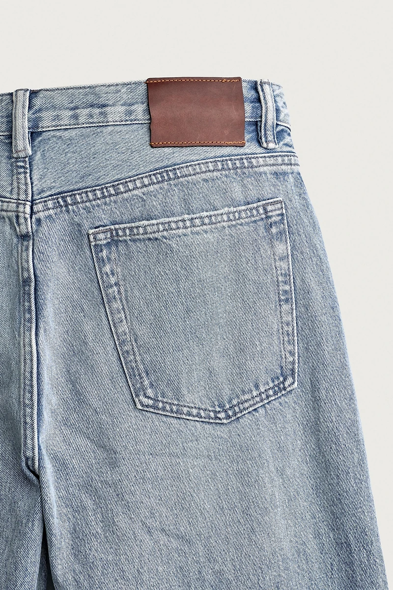 DISTRESSED STRAIGHT FIT JEANS