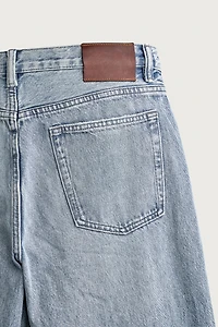 DISTRESSED STRAIGHT FIT JEANS