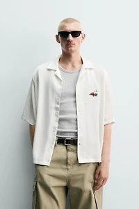 CHEMISE SATINÉE À IMPRIMÉS GRAPHIQUES