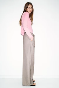 PANTALON CHEVRON AVEC CEINTURE TRESSÉE
