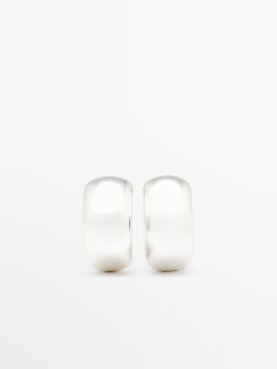 Petite boucle d'oreille roche