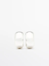 Petite boucle d'oreille roche