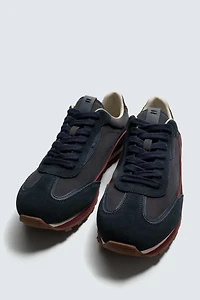 CASUAL SNEAKERS