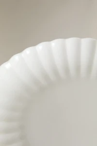 SCALLOPED PORCELAIN DESSERT PLATE