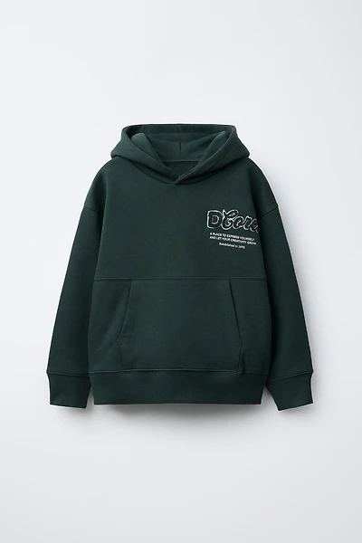 SWEAT À CAPUCHE AVEC INSCRIPTION BOUCLÉE