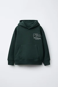 SWEAT À CAPUCHE AVEC INSCRIPTION BOUCLÉE