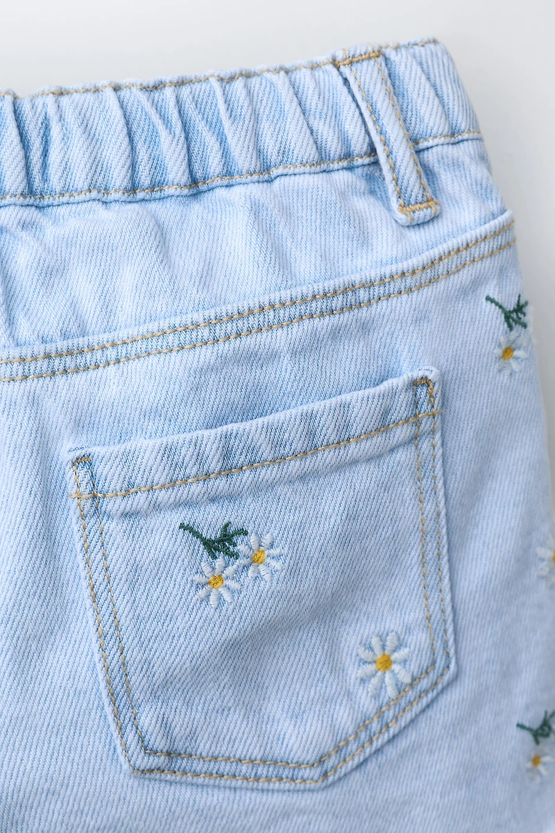 SHORT EN JEAN MARGUERITES BRODÉES