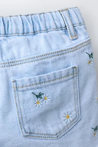 SHORT EN JEAN MARGUERITES BRODÉES