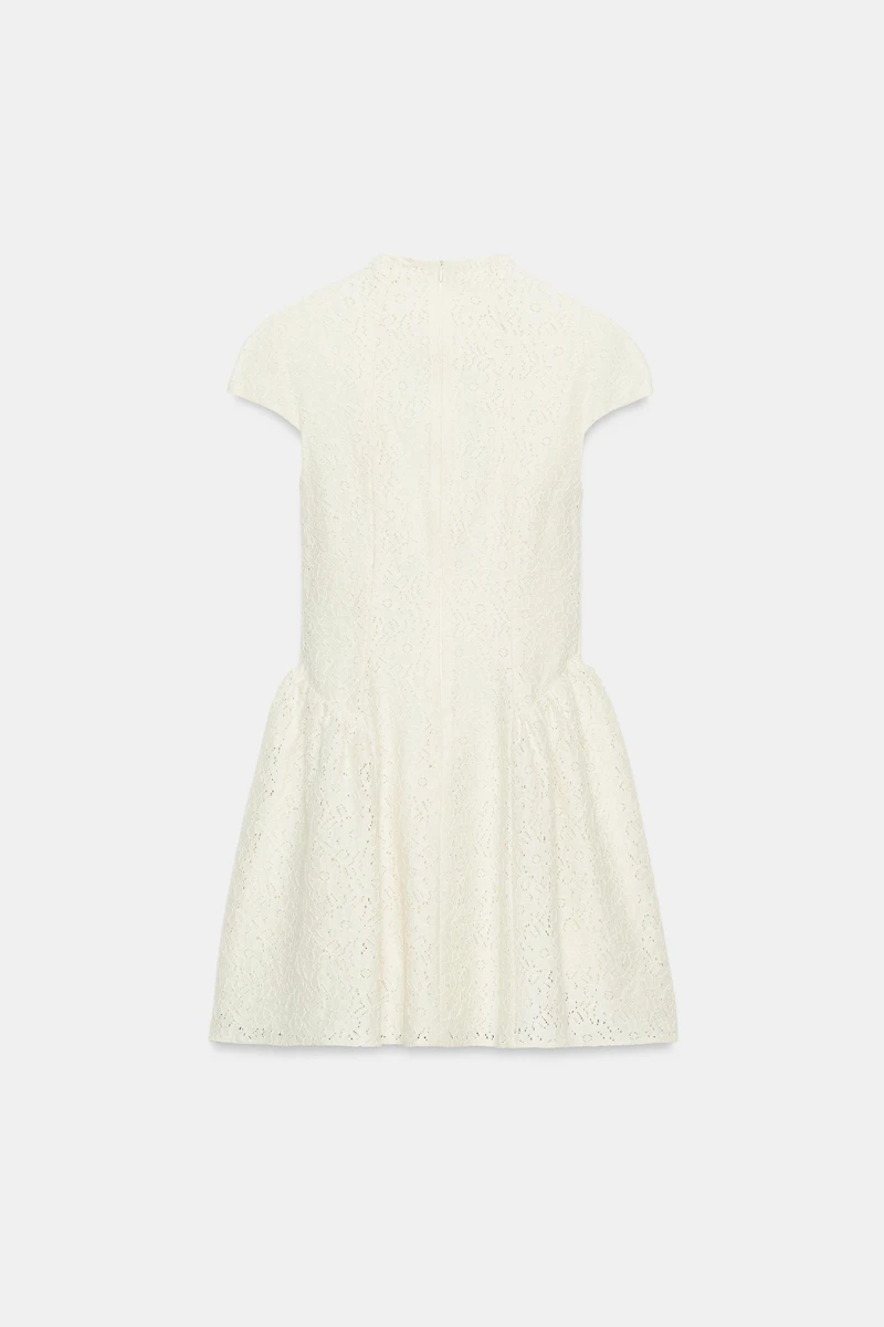ROBE COURTE EN DENTELLE À BOUTONS CONTRASTE