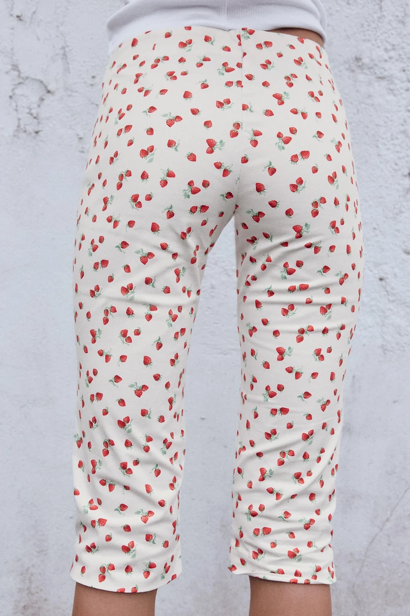 STRAWBERRY PRINT CAPRI PANTS