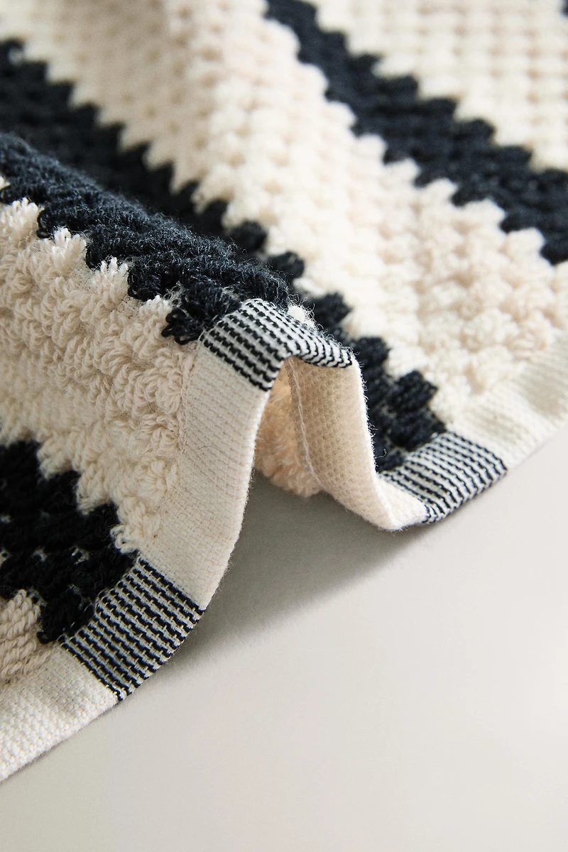 GEOMETRIC JACQUARD BATH TOWEL