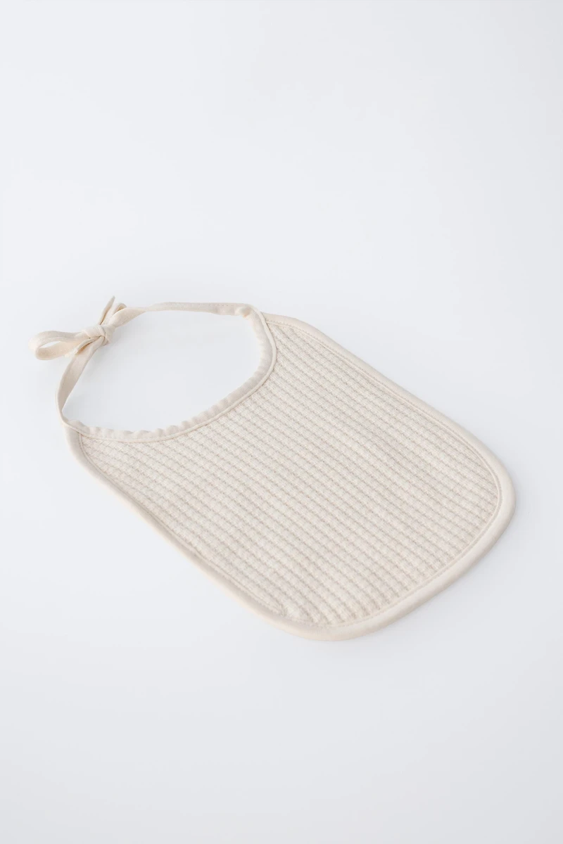 STRUCTURED BONNET AND BIB SET