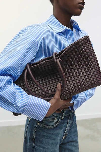 ELONGATED WOVEN SHOPPER