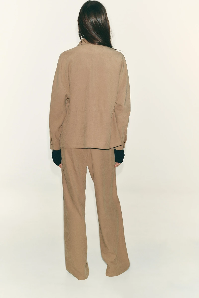 VESTE À POCHES ET TAILLE AJUSTABLE