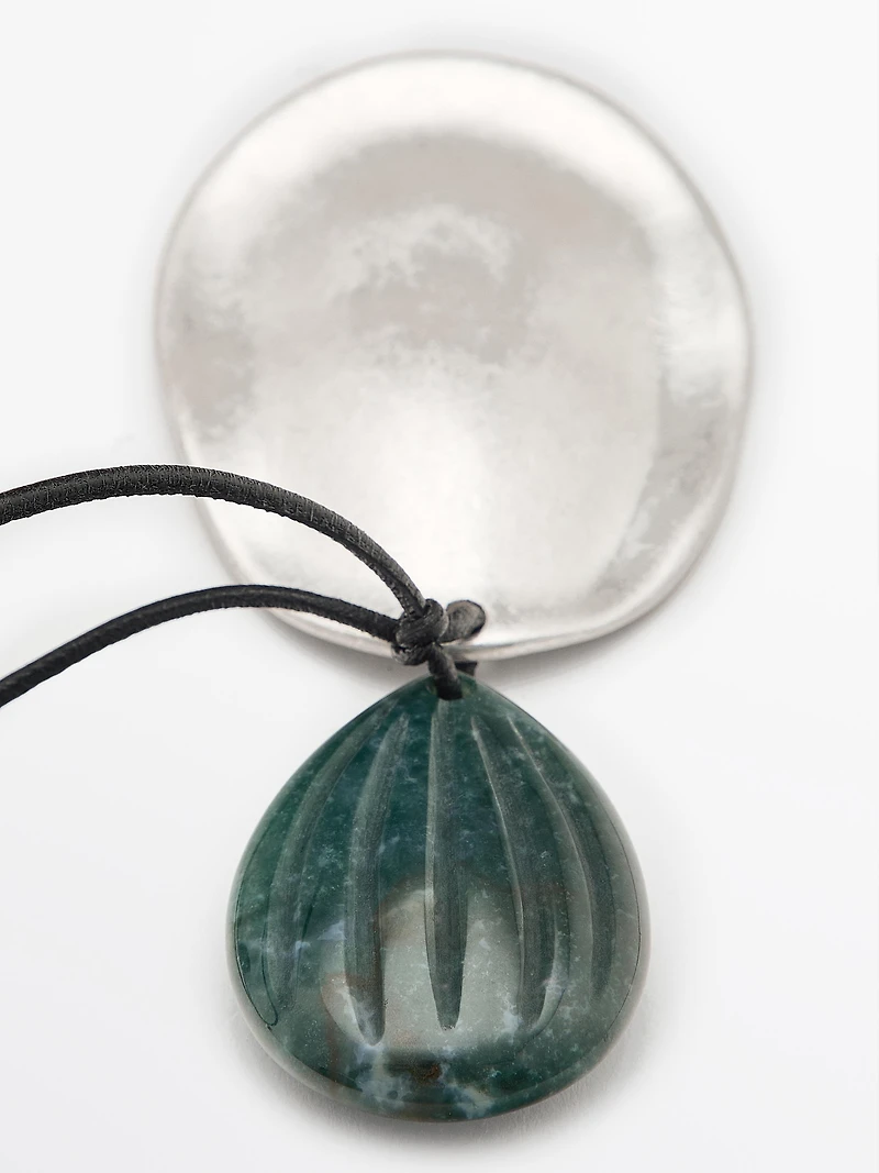Collier pendentif amande