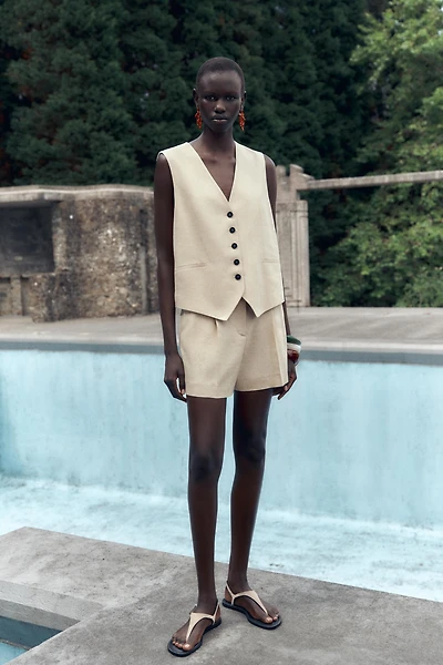 HIGH-WAISTED LINEN SHORTS