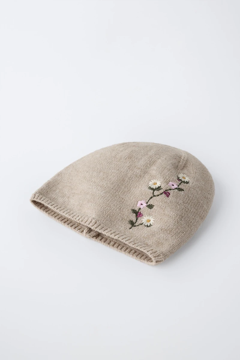 BONNET EN MAILLE À FLEURS BRODÉES