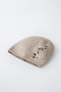 BONNET EN MAILLE À FLEURS BRODÉES