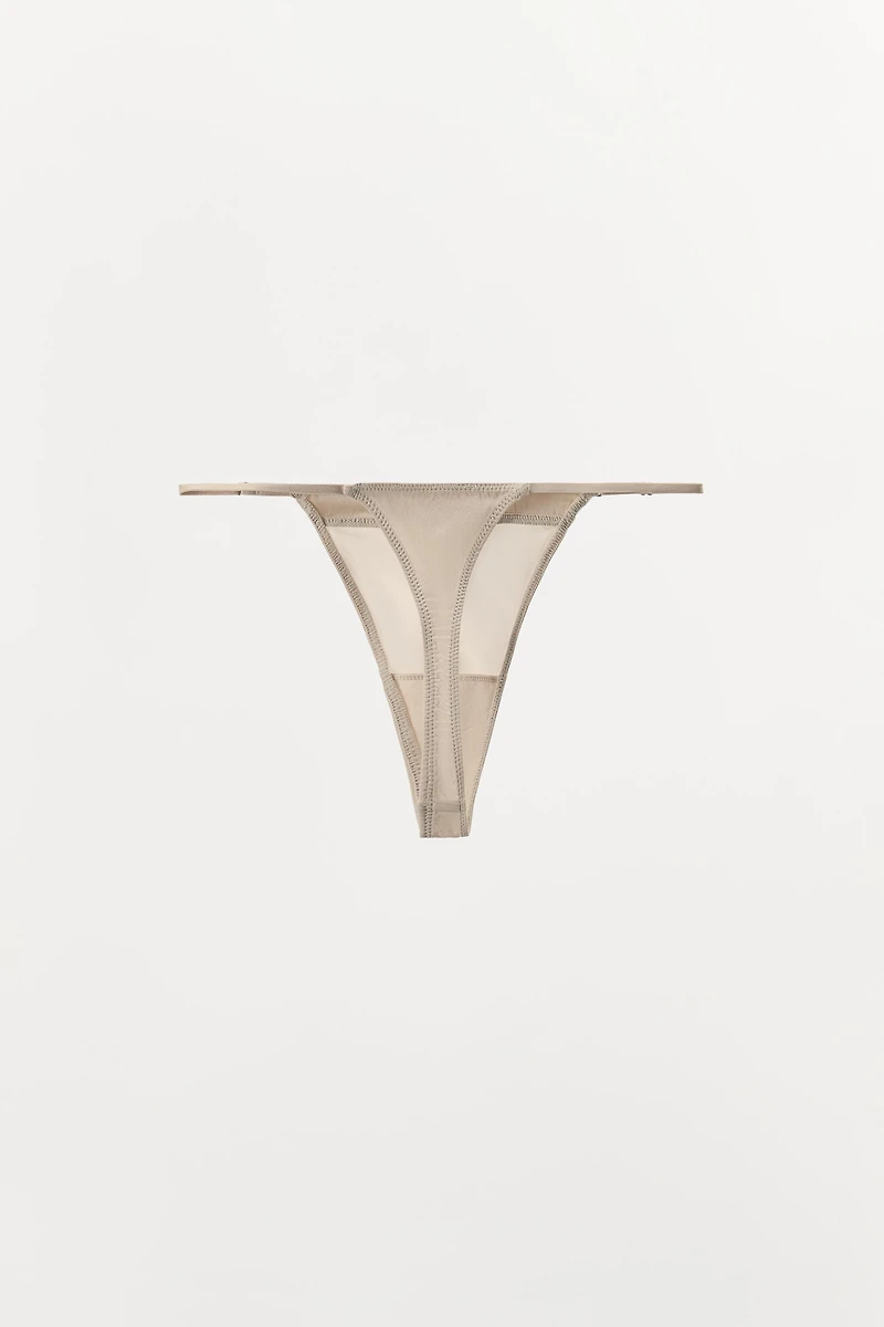 TANGA ASSOCIÉ À DE LA SOIE