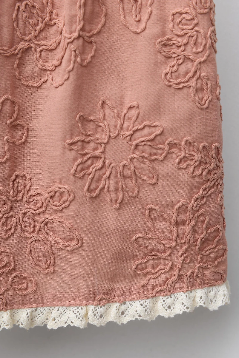 LACE EMBROIDERED FLORAL SHORTS
