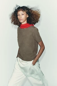 TOP EN MAILLE MANCHES COURTES AU TOUCHER DOUX
