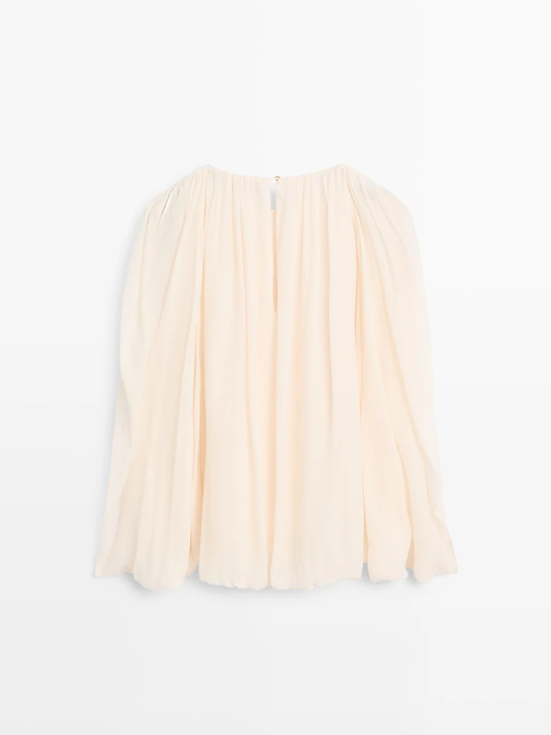 Voluminous flowing blouse