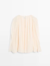 Voluminous flowing blouse