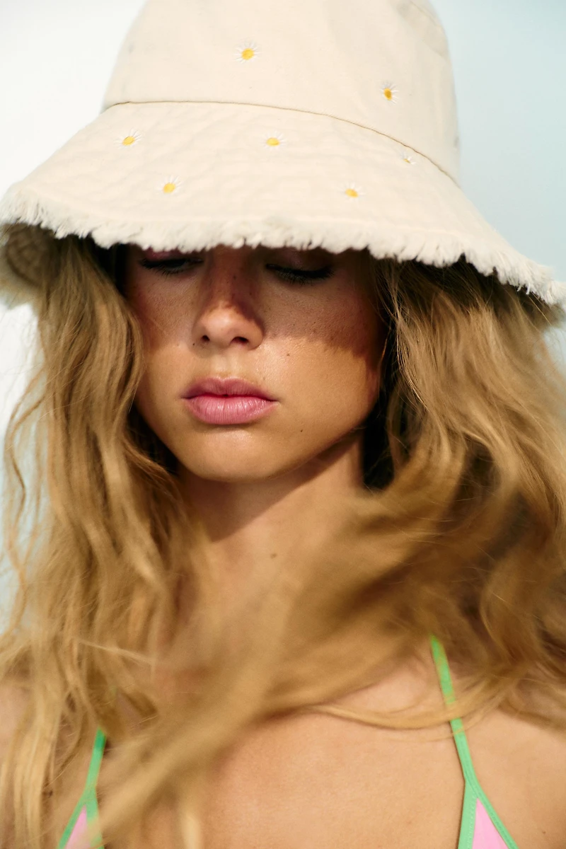 DAISY EMBROIDERED BUCKET HAT